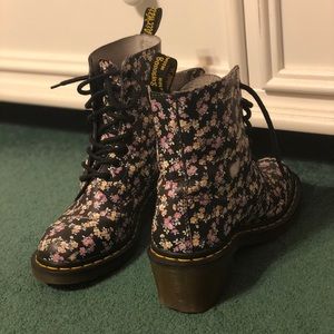 Women’s Dr. Martens floral combat boots!